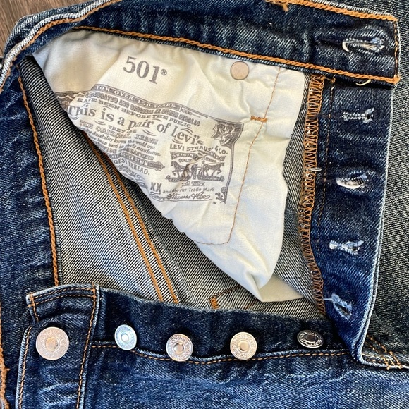 Dark wash shorts – Levi’s slightly distressed - Picture 2 of 2
